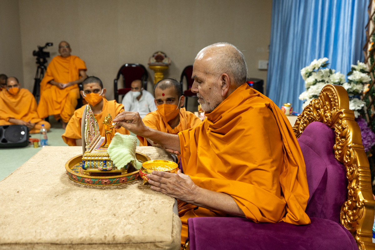 Swamishri performs morning worship rituals of Shri Harikrishna Maharaj... Brush