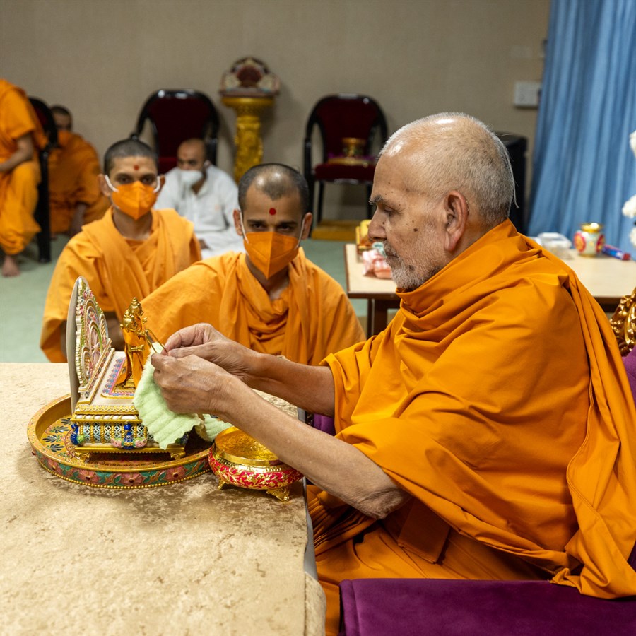 Swamishri performs morning worship rituals of Shri Harikrishna Maharaj... Tongue cleaning