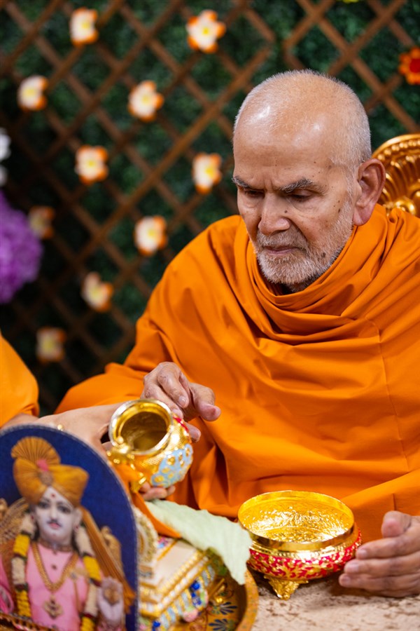Swamishri performs morning worship rituals of Shri Harikrishna Maharaj... Water gargle 