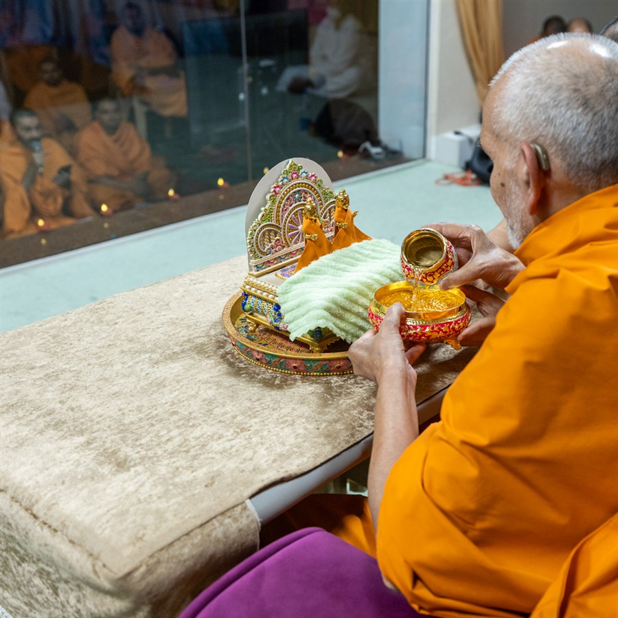 Swamishri performs morning worship rituals of Shri Harikrishna Maharaj... Water gargle