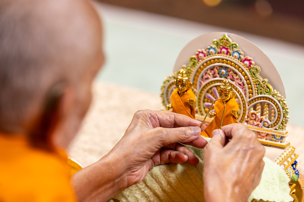 Swamishri performs morning worship rituals of Shri Gunatitanand Swami Maharaj... Tongue cleaning