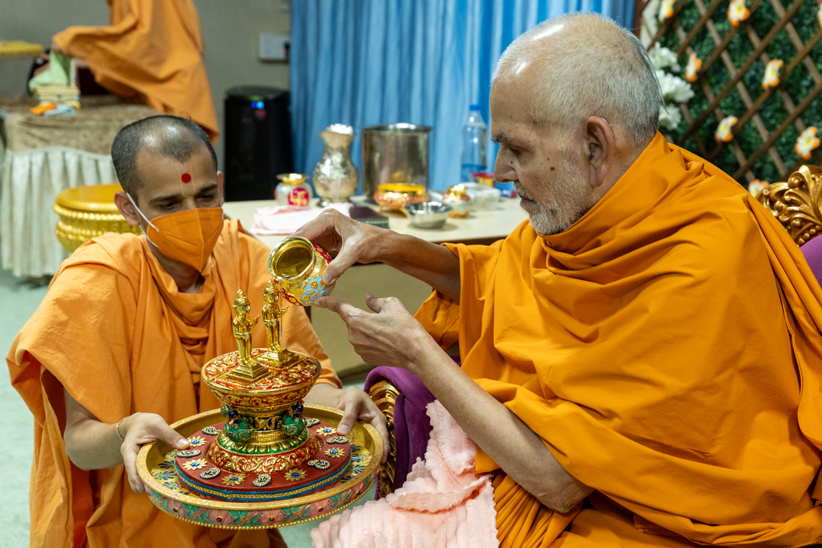 Swamishri bathes Shri Gunatitanand Swami Maharaj