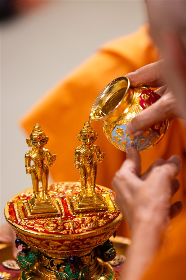 Swamishri bathes Shri Gunatitanand Swami Maharaj