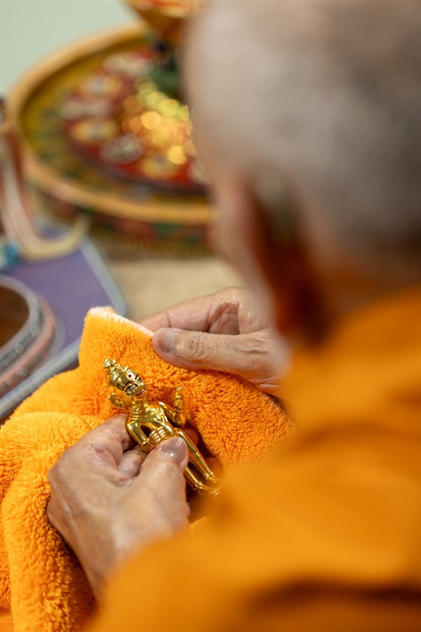 Swamishri dries Shri Harikrishna Maharaj with a towel