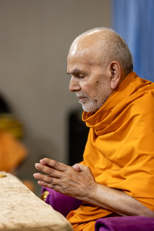 Swamishri prays to Shri Harikrishna Maharaj and Shri Gunatitanand Swami Maharaj