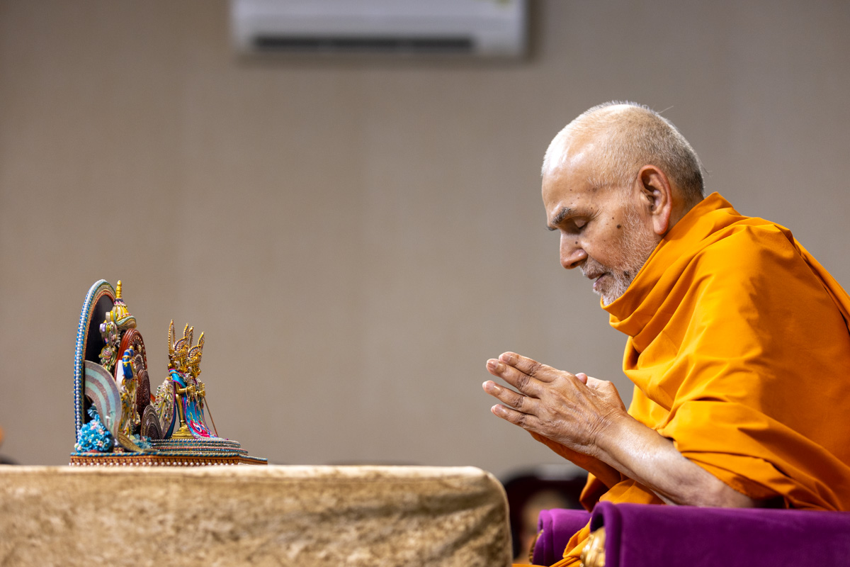 Swamishri prays to Shri Harikrishna Maharaj and Shri Gunatitanand Swami Maharaj