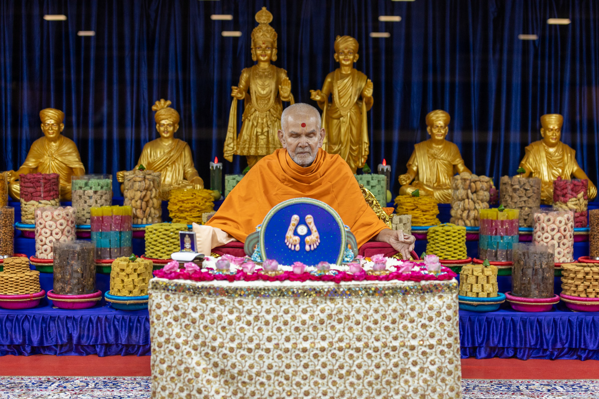 Swamishri performs his daily puja
