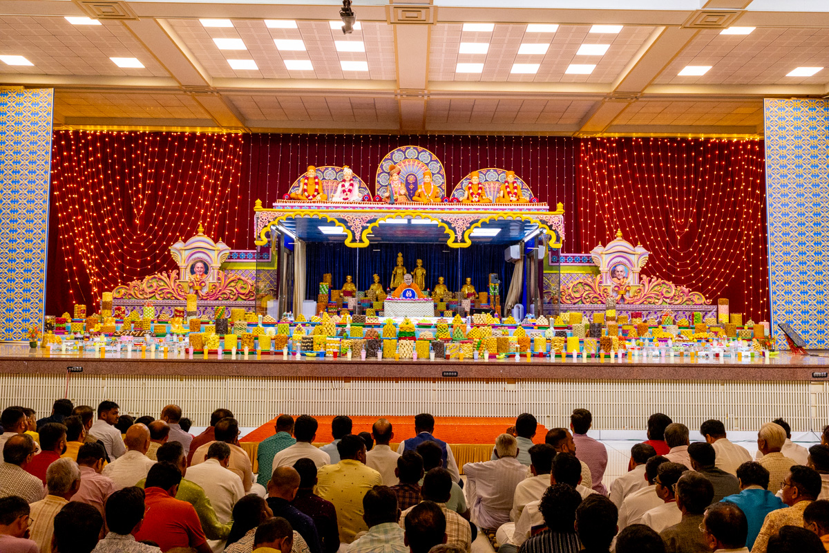 Swamishri performs his daily puja