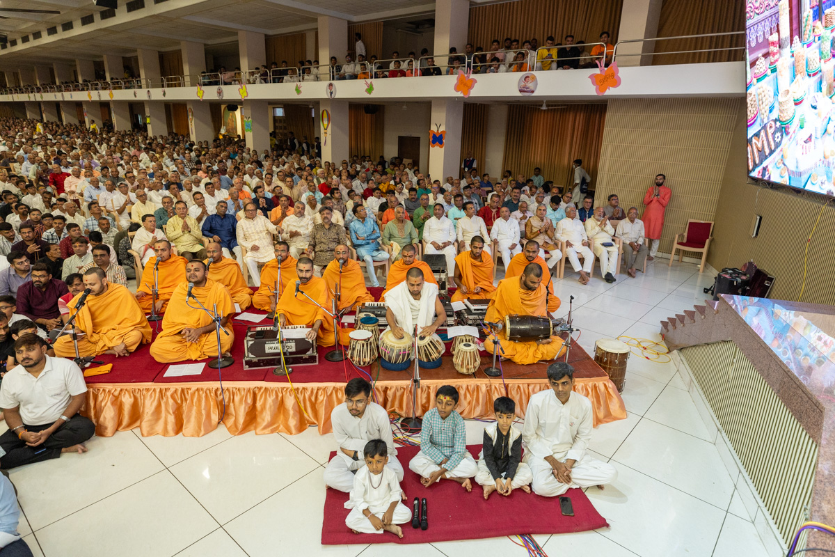 Swamis sing kirtans in Swamishri's daily puja