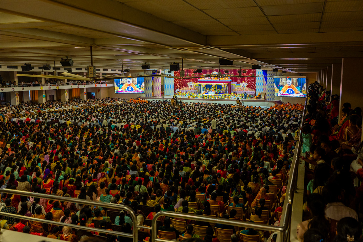 Devotees doing Swamishri's puja darshan
