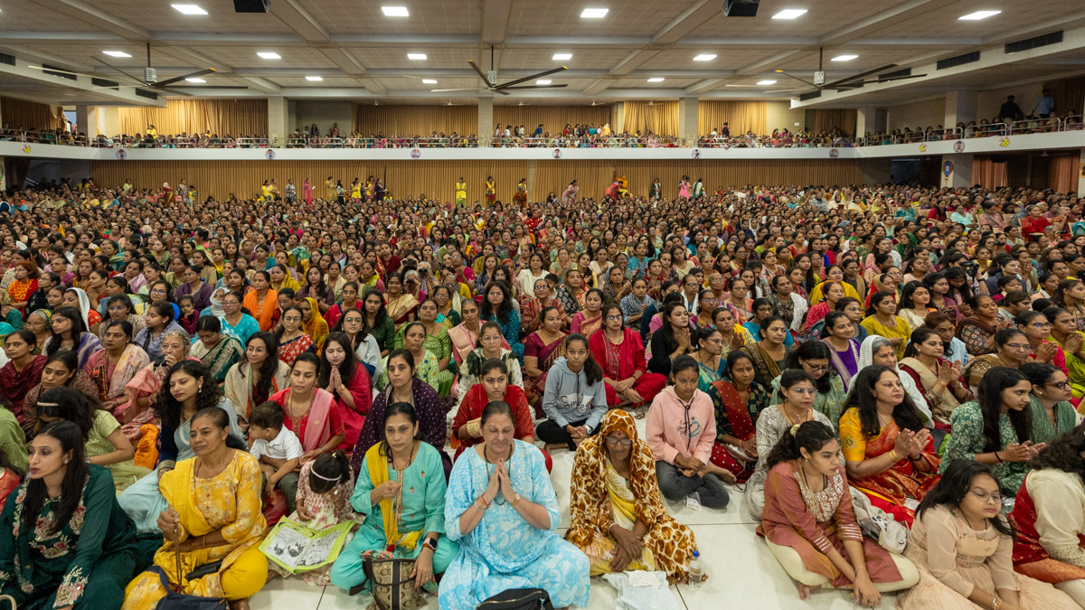 Devotees doing Swamishri's puja darshan