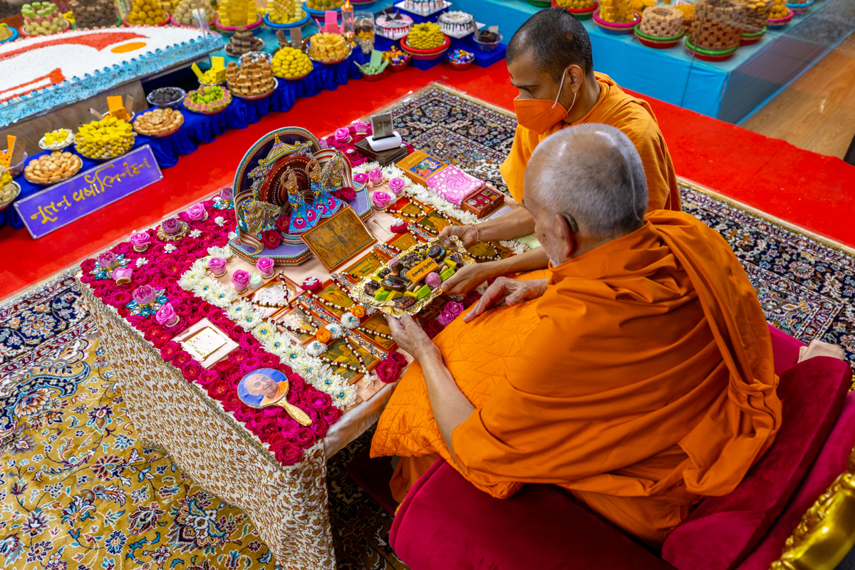 Swamishri offers thal to Shri Akshar-Purushottam Maharaj