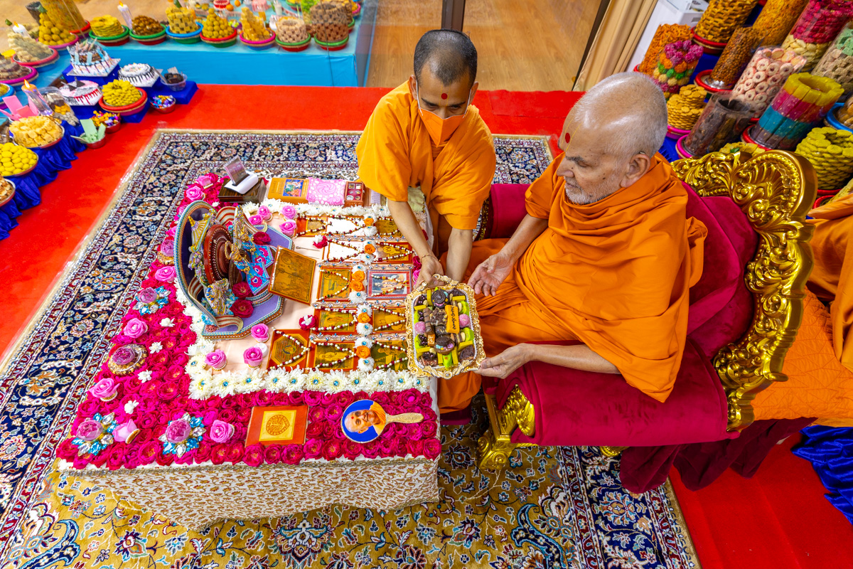 Swamishri offers thal to Shri Guru Parampara