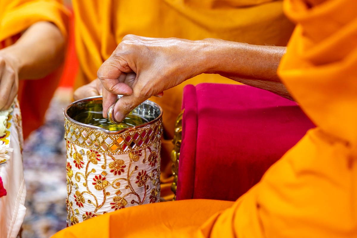 Swamishri sanctifies water with the holy relics of Bhagwan Swaminarayan and the Guru Parampara