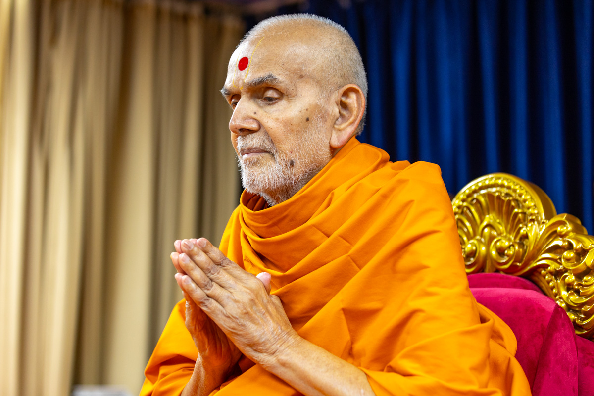 Swamishri engrossed in darshan