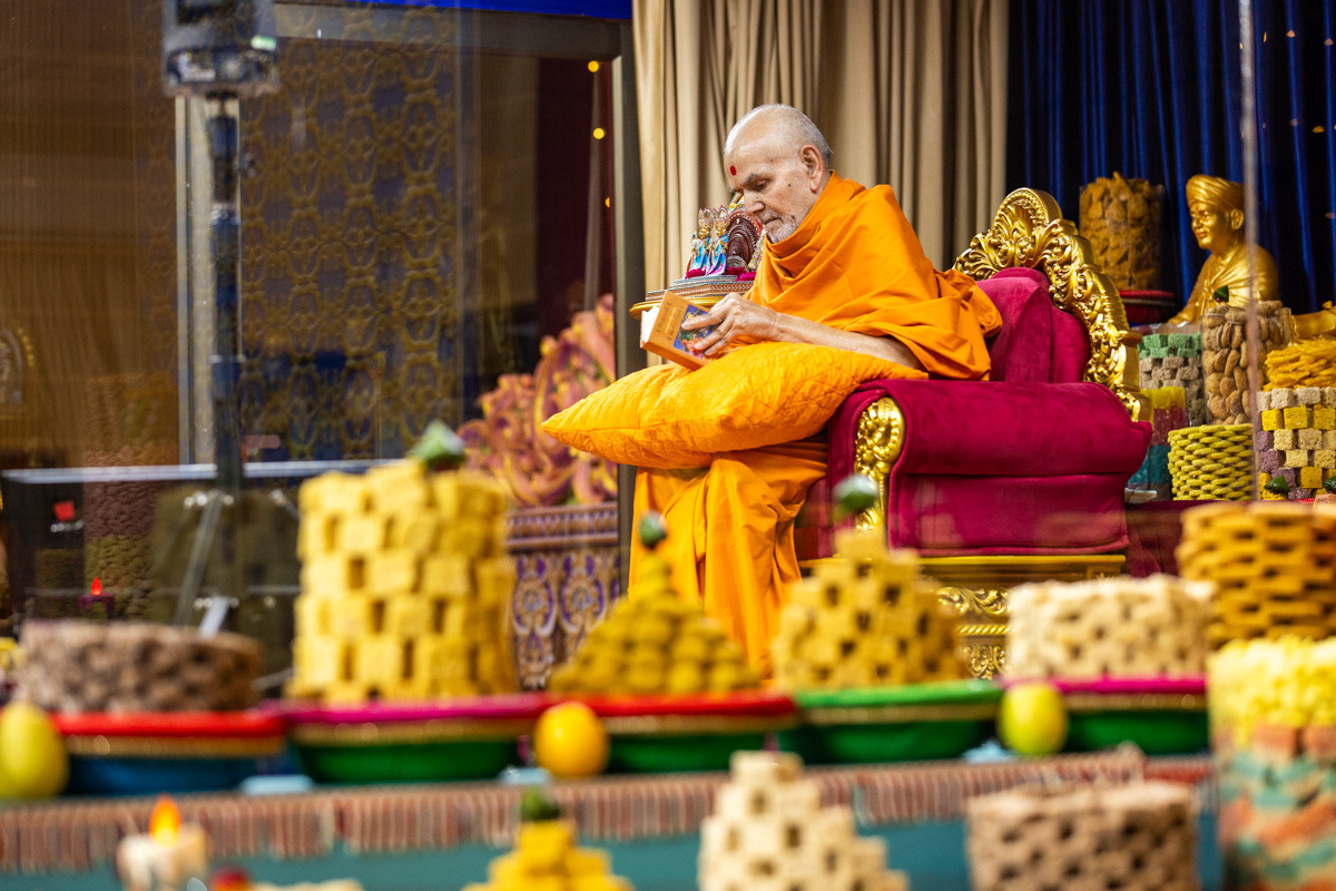 Swamishri reads the Shikshapatri and Satsang Diksha