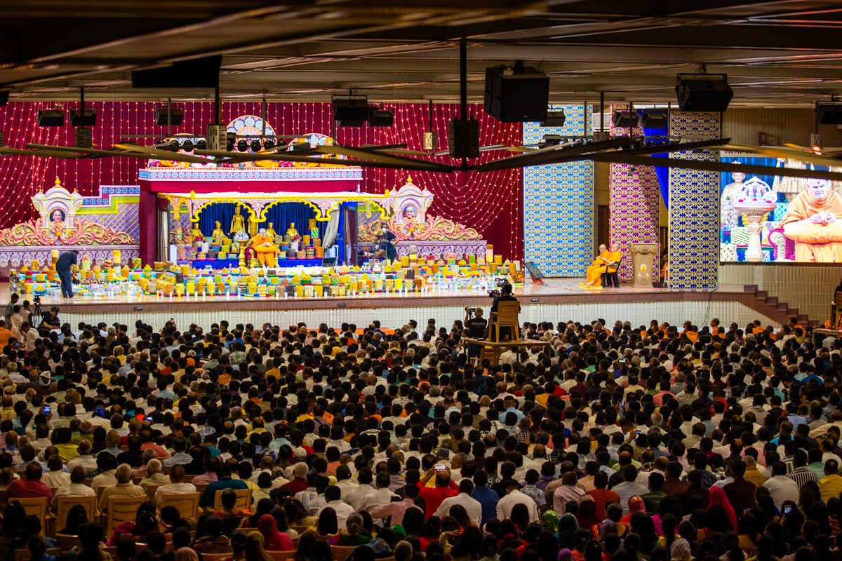 Devotees doing Swamishri's puja darshan