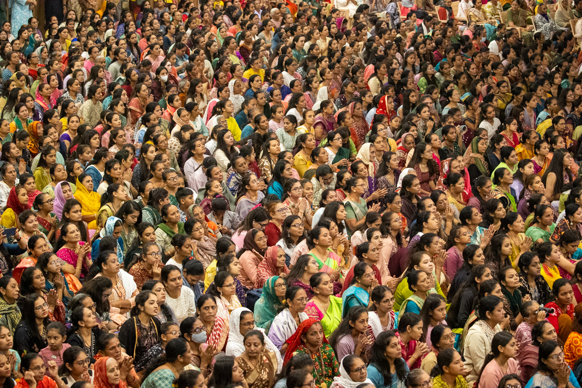Devotees doing Swamishri's puja darshan