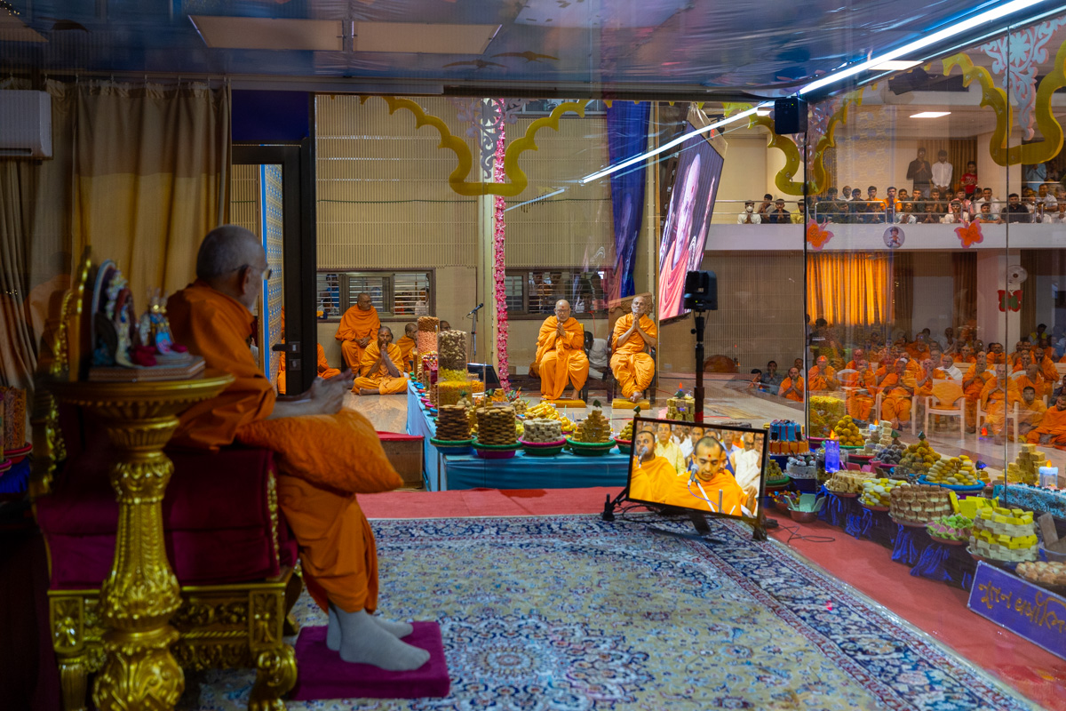 Pujya Ghanshyamcharan Swami and Pujya Viveksagar Swami doing darshan of Swamishri