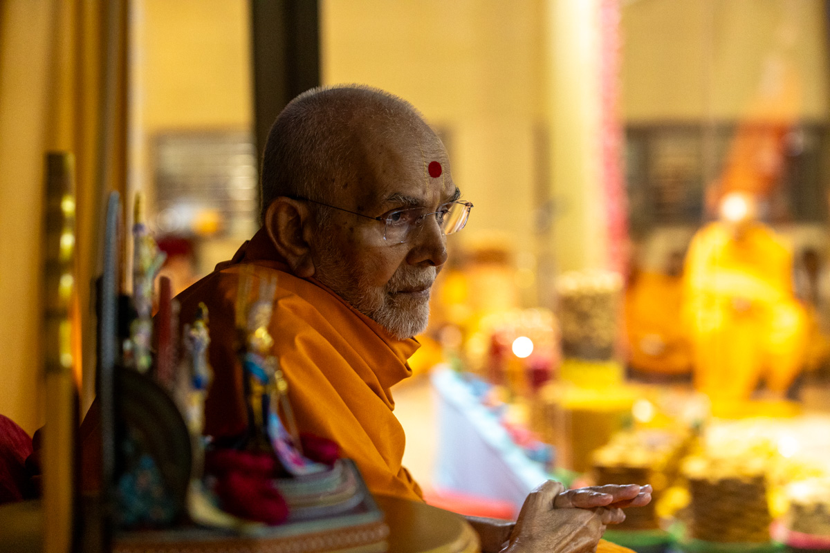Swamishri greets all with folded hands