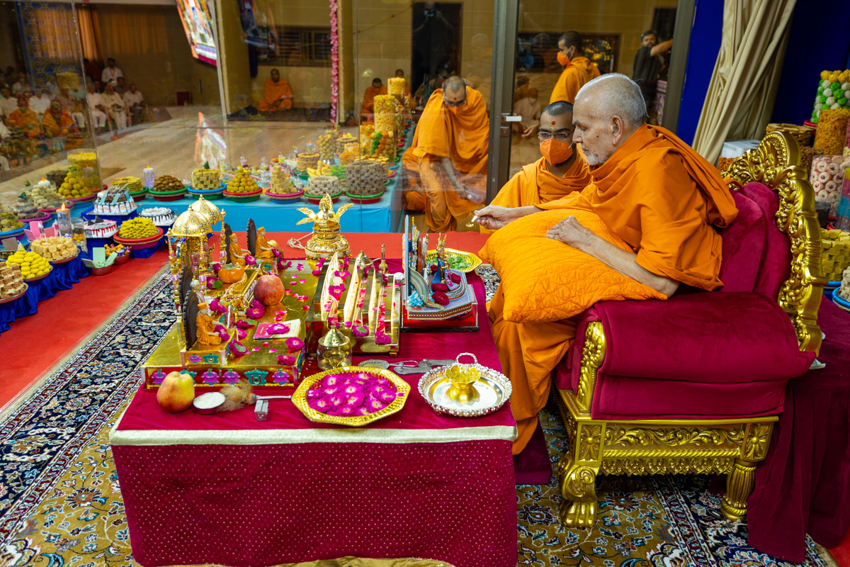 Swamishri performs the New Year mahapuja rituals