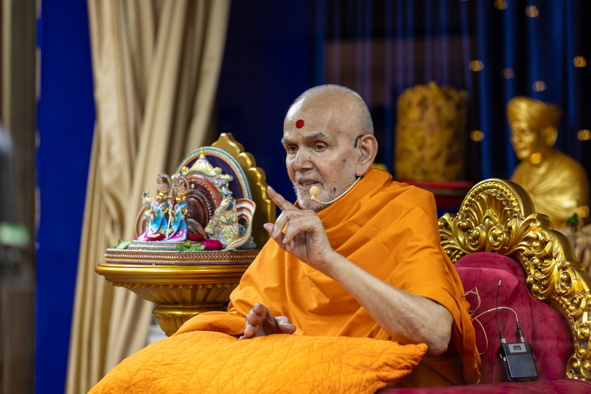 Swamishri blesses the New Year assembly