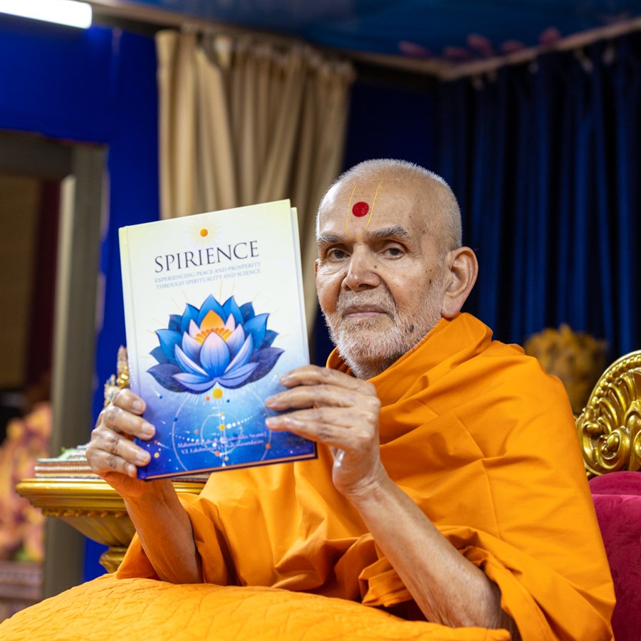 Swamishri inaugurates a print publication: 'SPIRIENCE'