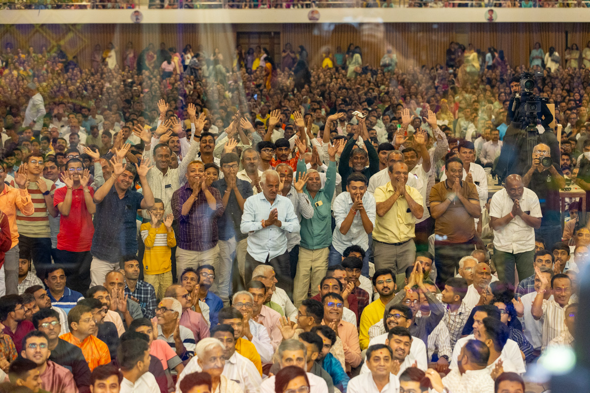 Devotees doing darshan of Swamishri