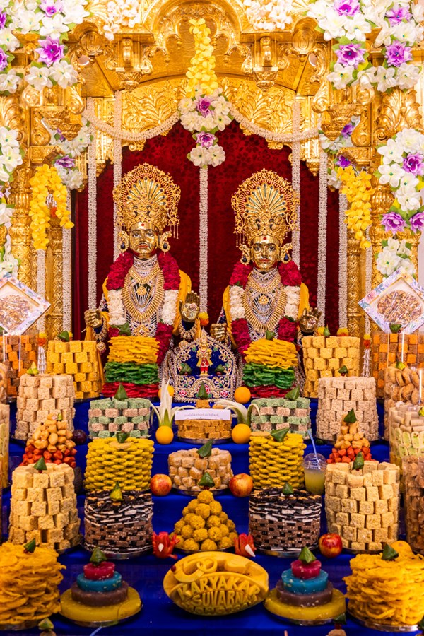 Annakut offered to Shri Akshar-Purushottam Maharaj