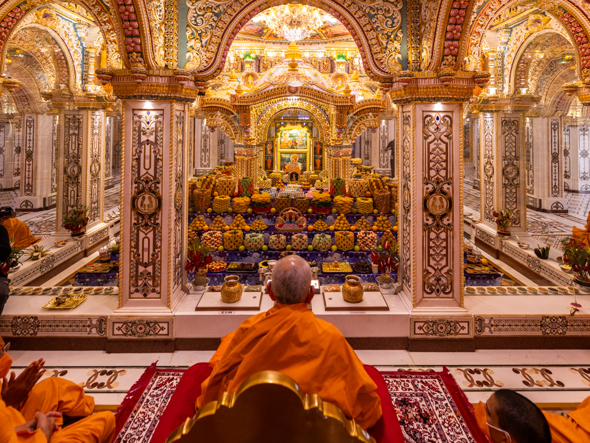 Swamishri doing darshan of annakut offered to Thakorji in the Akshar Deri