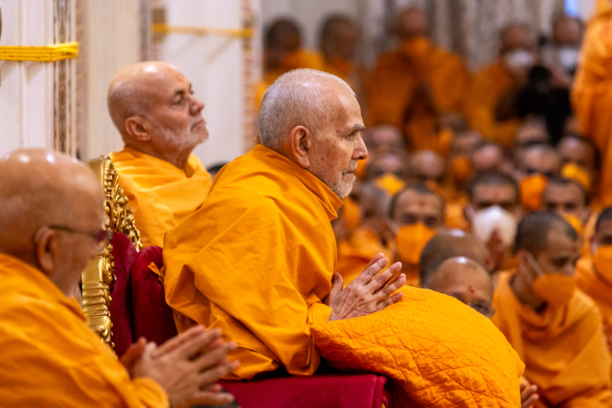 Swamishri sings thals to offer the annakut to Thakorji