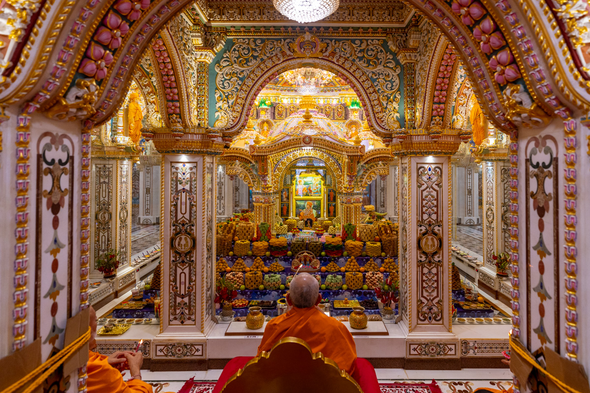Swamishri performs the annakut arti