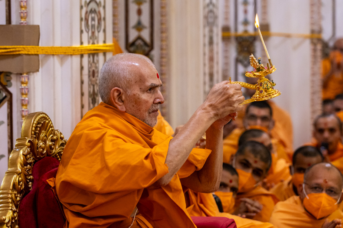 Swamishri performs the annakut arti