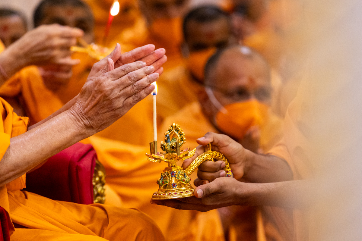 Swamishri takes ashka after the arti