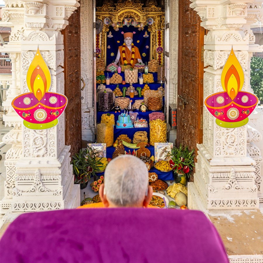 Swamishri doing darshan of the annakut offered to Brahmaswarup Pramukh Swami Maharaj