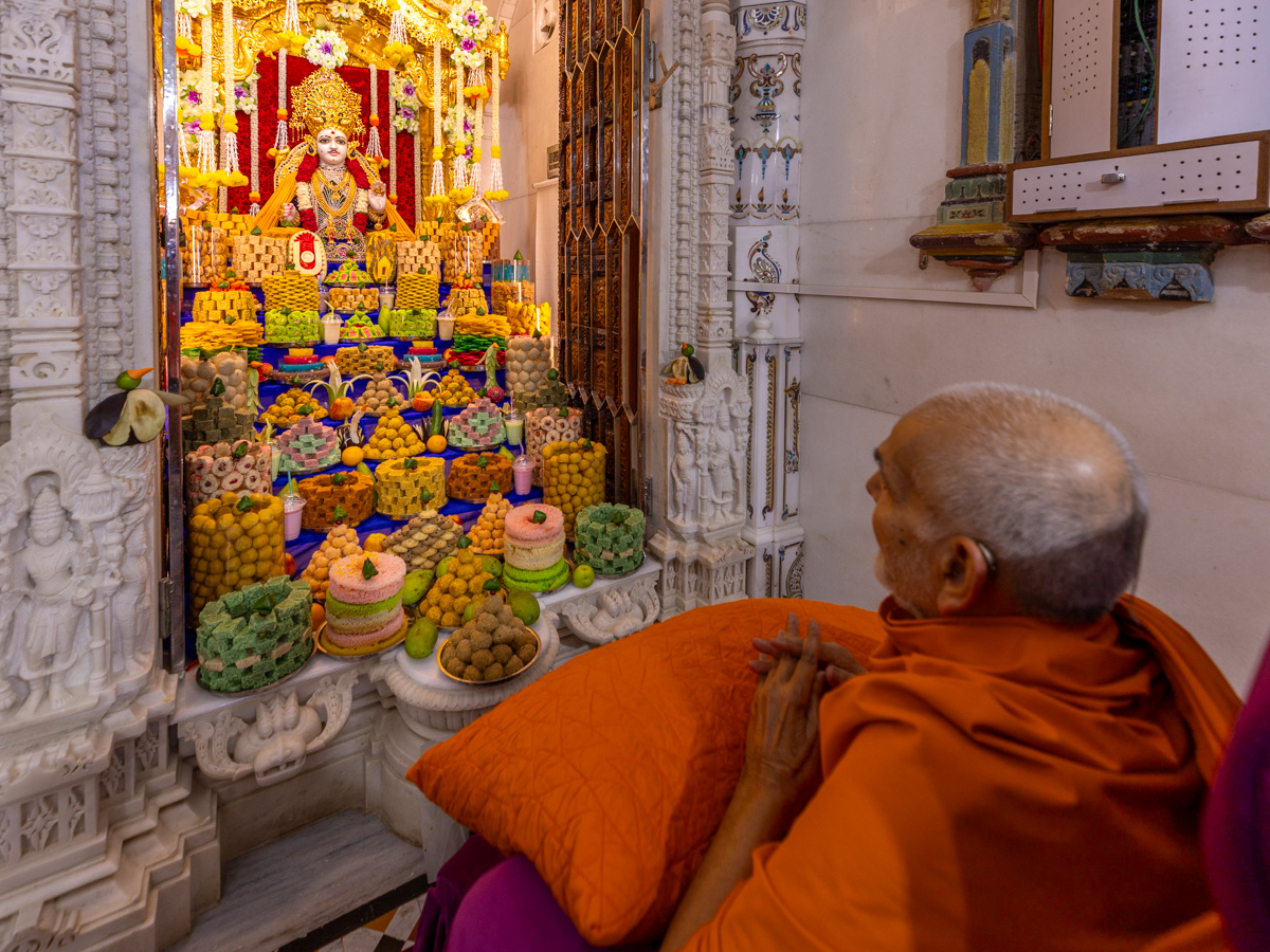 Swamishri doing darshan of the annakut offered to Shri Ghanshyam Maharaj
