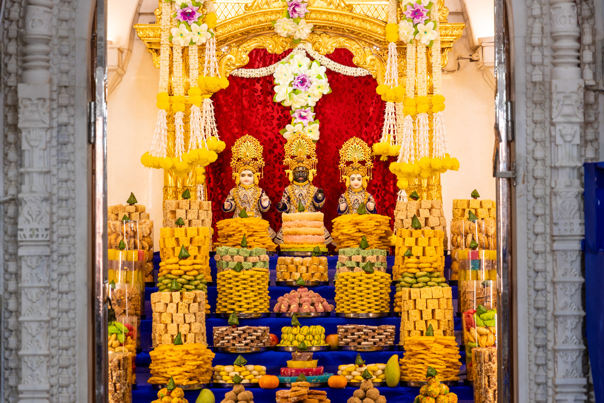 Annakut offered to Bhagwan Swaminarayan, Aksharbrahma Gunatitanand Swami and Shri Gopalanand Swami