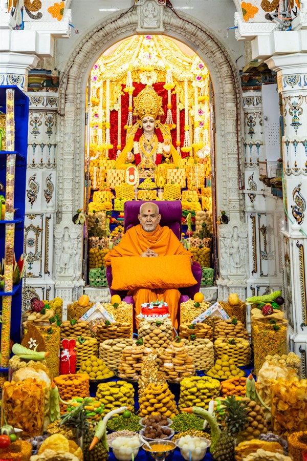 Swamishri amid the annakut in the main mandir