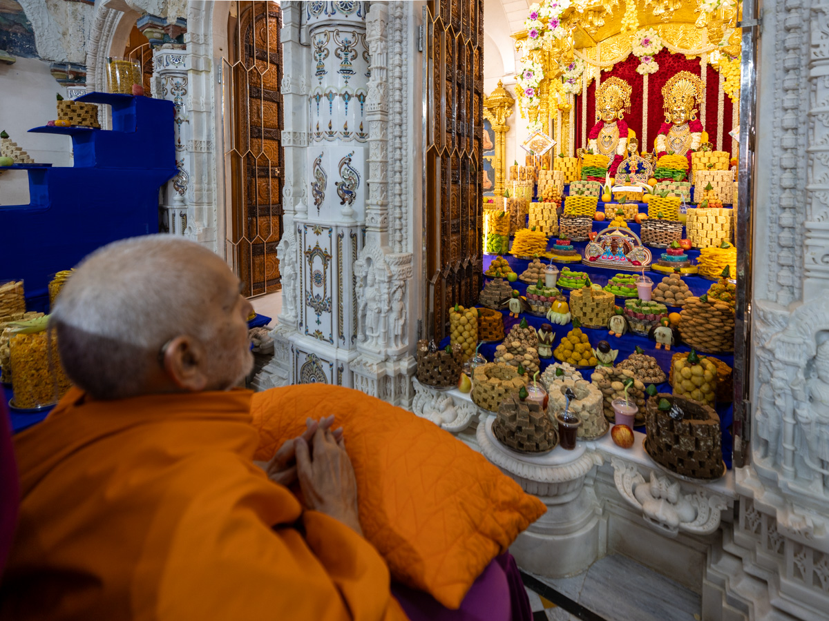 Swamishri doing darshan of the annakut offered to Shri Akshar-Purushottam Maharaj