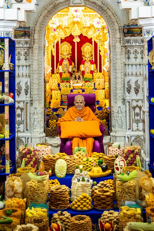 Swamishri amid the annakut in the main mandir