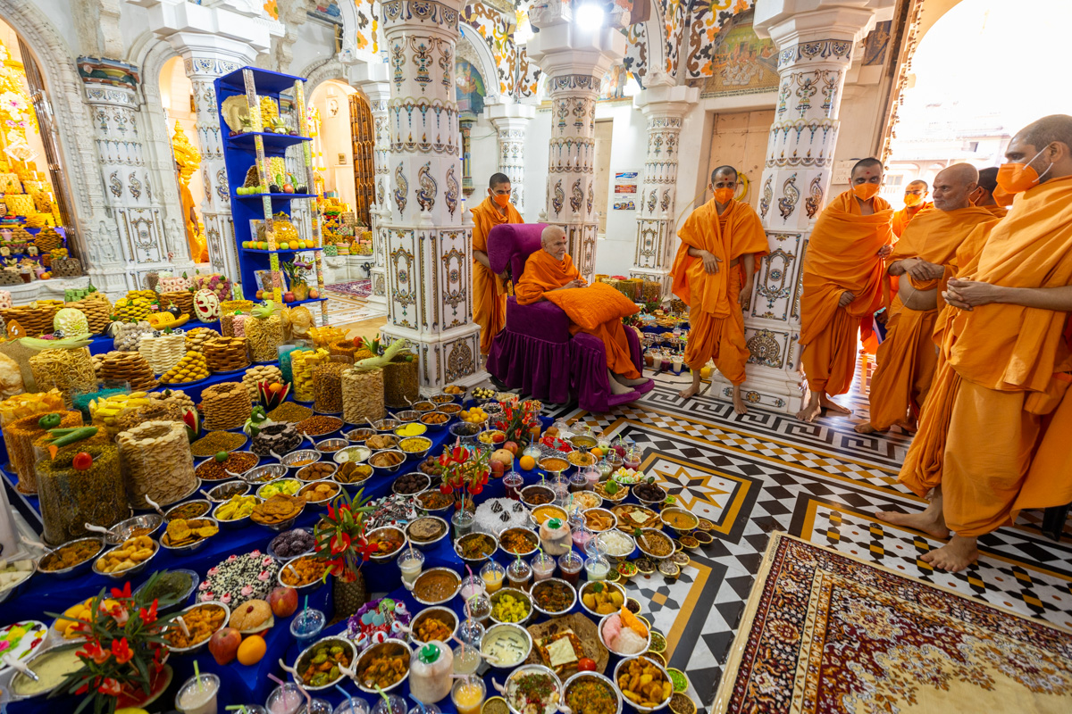 Swamishri engrossed in darshan of the annakut