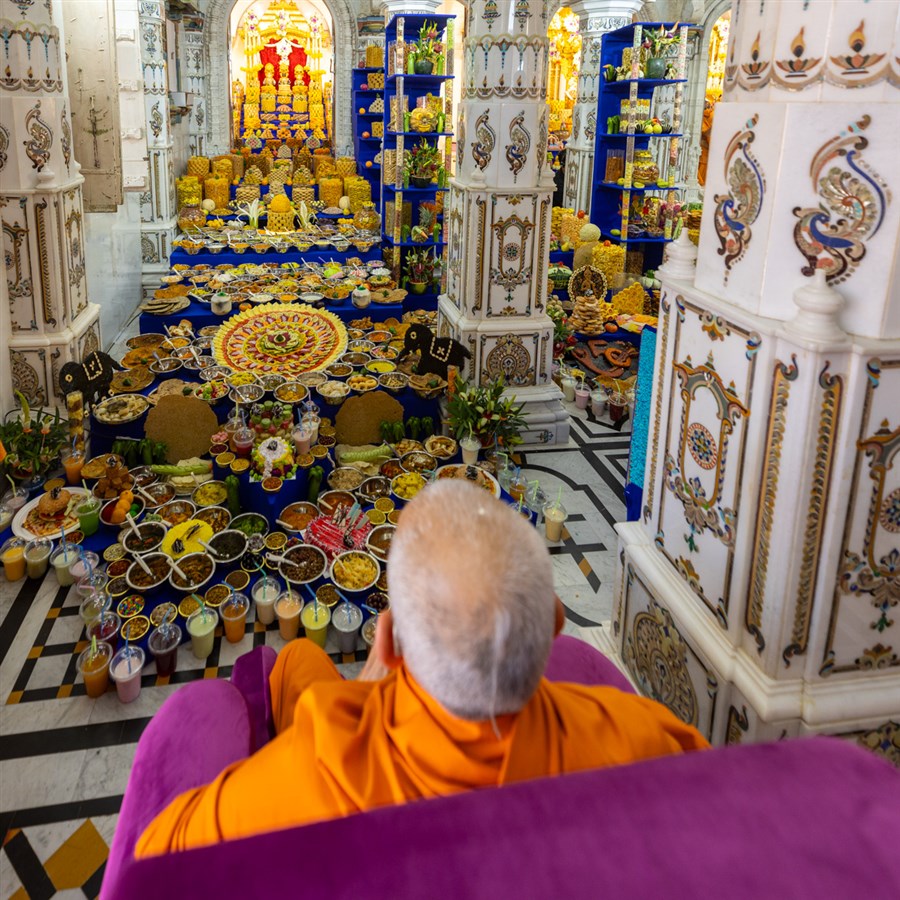 Swamishri doing darshan of annakut offered to Bhagwan Swaminarayan, Aksharbrahma Gunatitanand Swami and Shri Gopalanand Swami