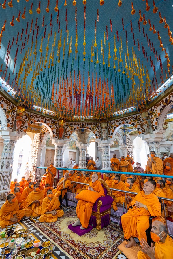 Swamishri observes the mandir dome