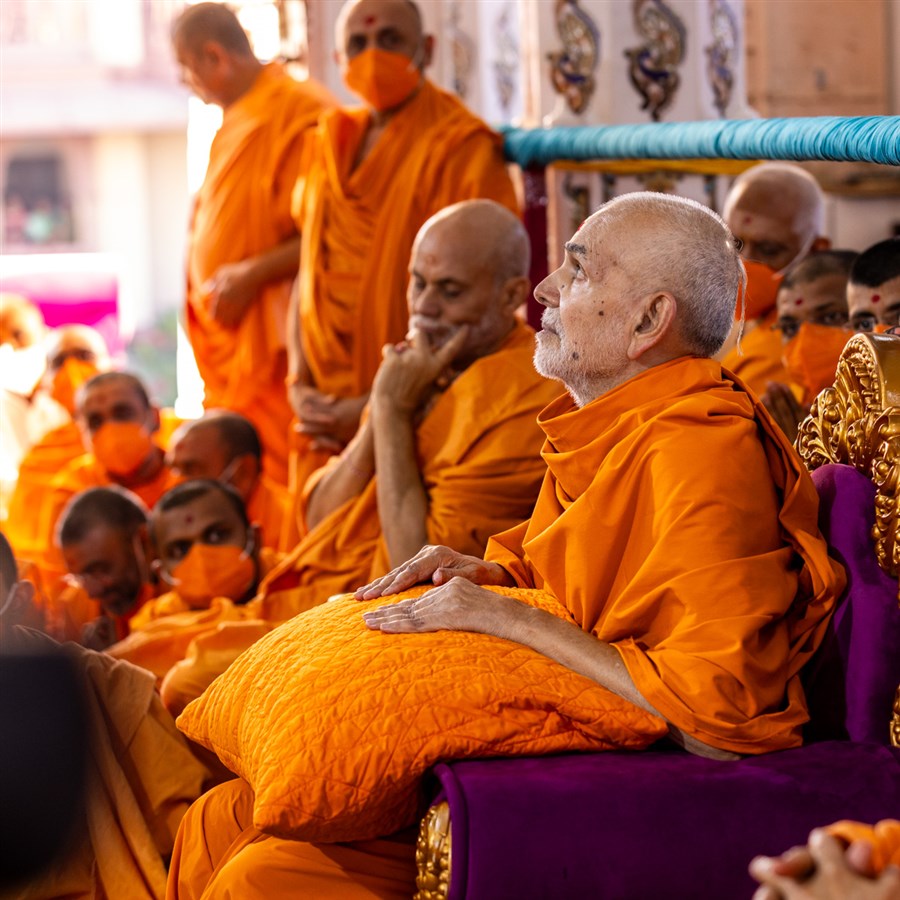 Swamishri observes the mandir dome