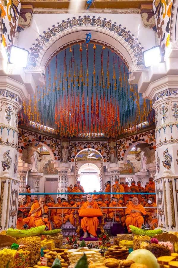Swamishri sings thals to offer the annakut to Thakorji