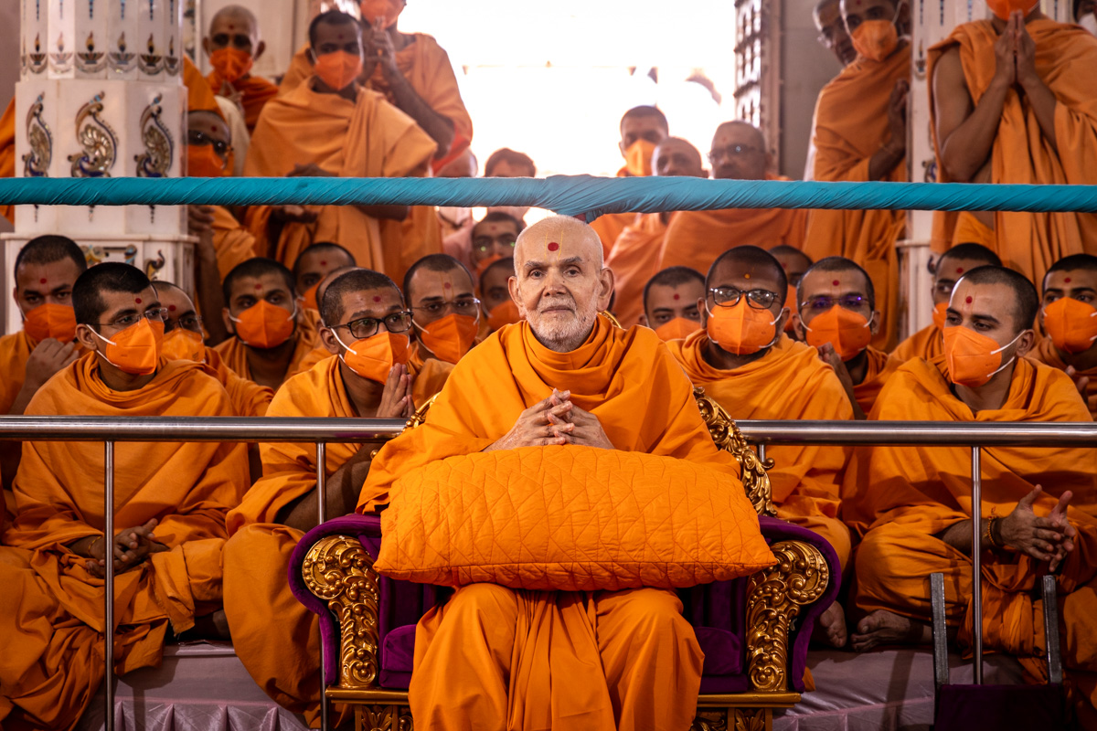 Swamishri sings thals to offer the annakut to Thakorji