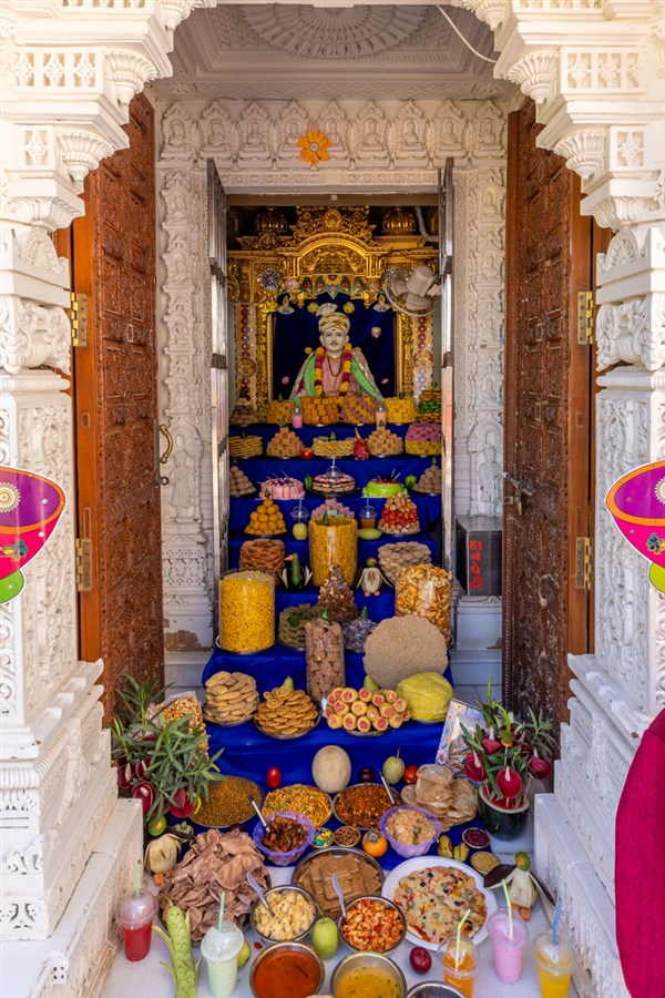 Annakut offered to Brahmaswarup Bhagatji Maharaj