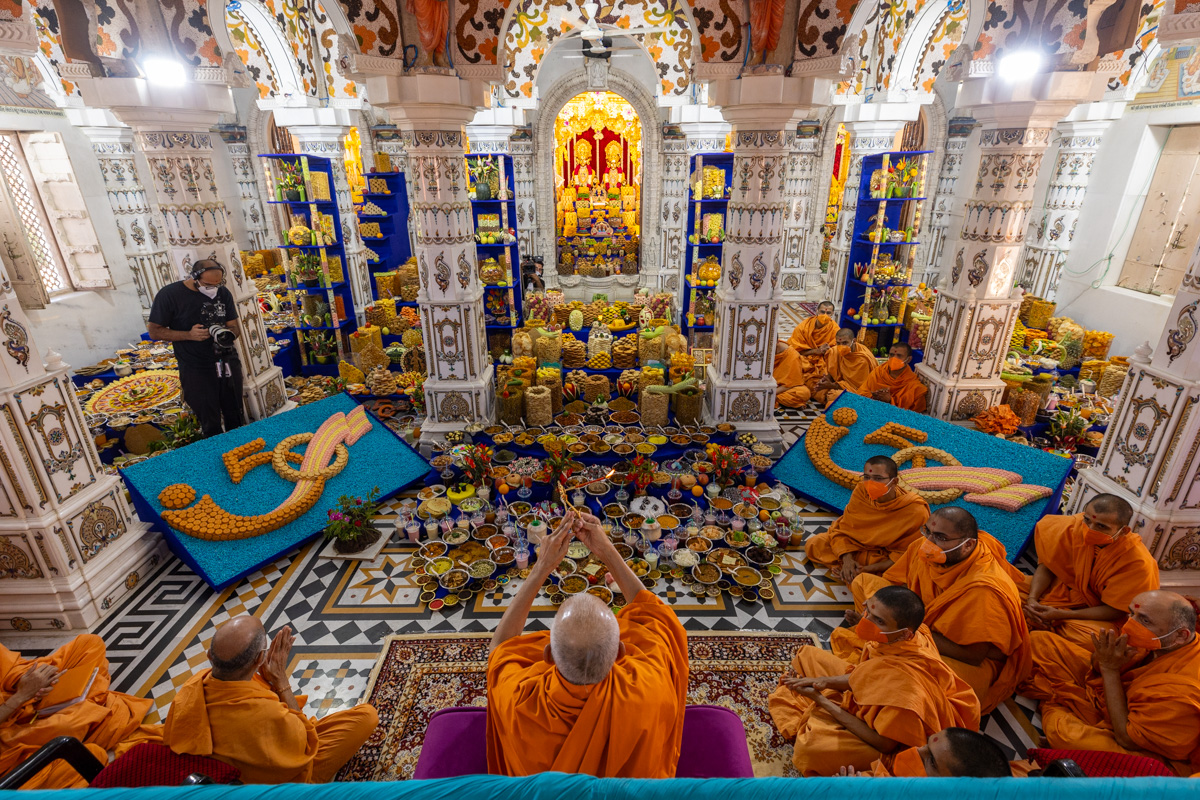Swamishri performs the annakut arti