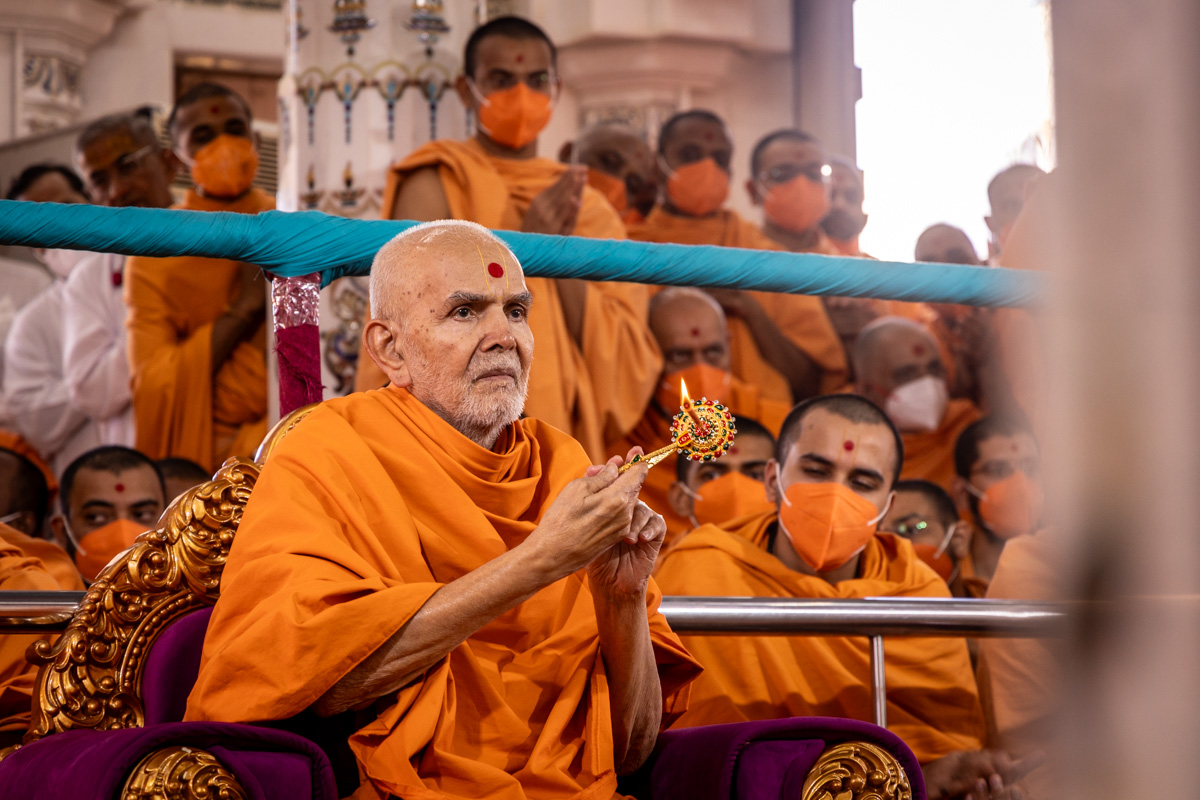 Swamishri performs the annakut arti