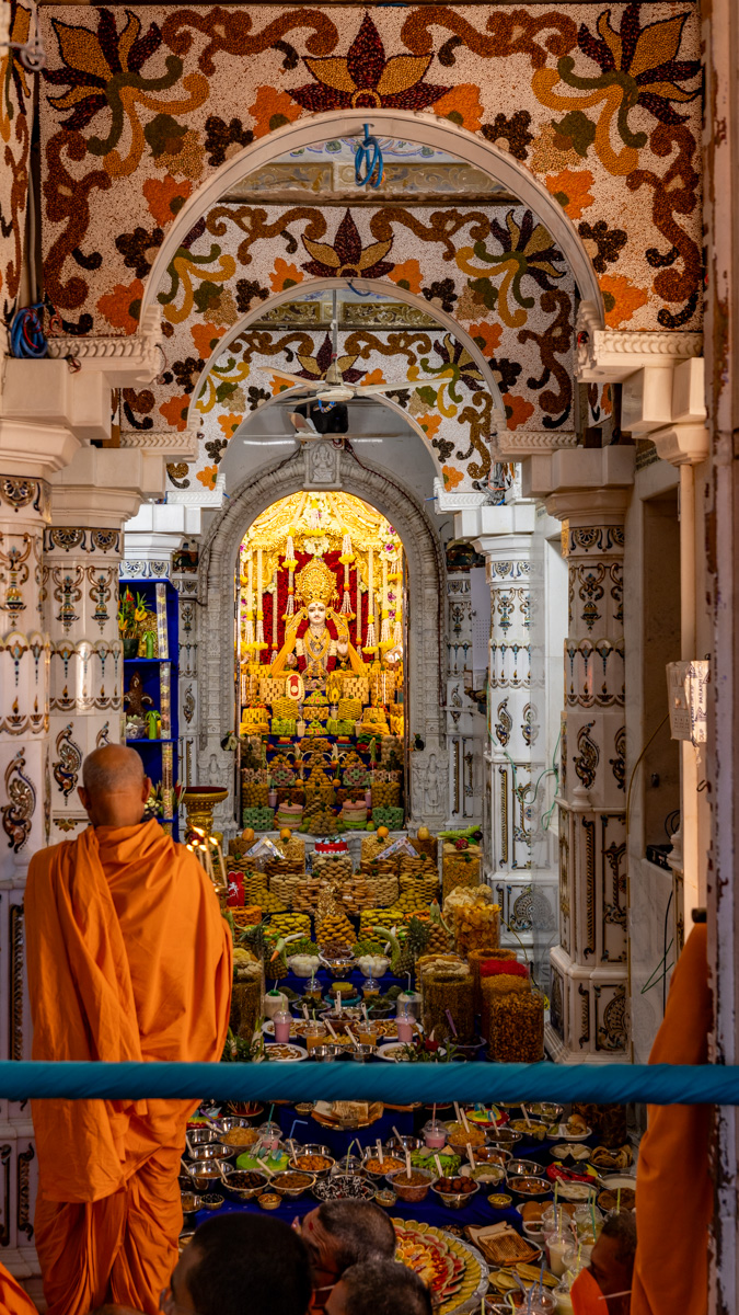 Pujya Viveksagar Swami performs the annakut arti
